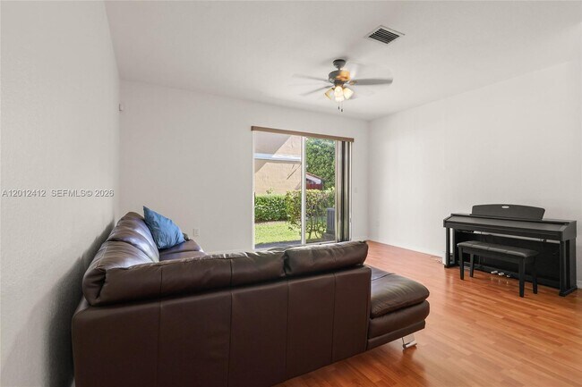 Foto del edificio - 8931 SW 18th St