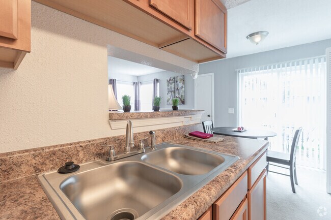 1HAB,1BA,-720SF Casa adosada - Royal Pointe