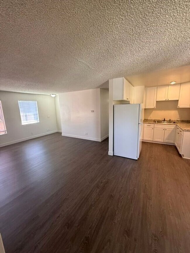 Foto del edificio - 3 bedroom apartment with a 1 car garage