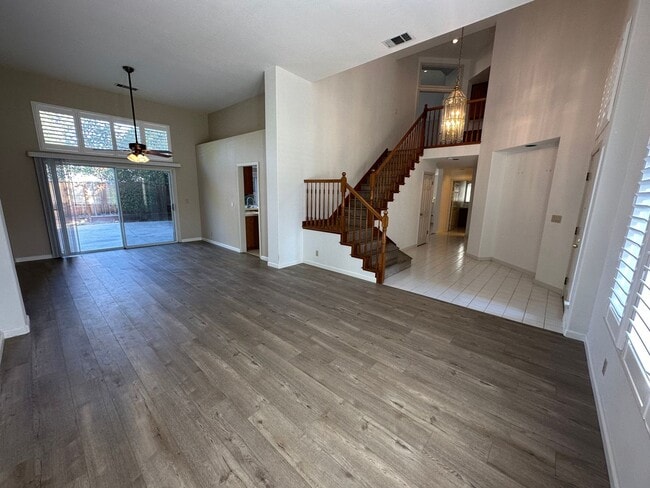 Building Photo - Beautiful 4 Bedroom, 3 full bath, 3-car ga...
