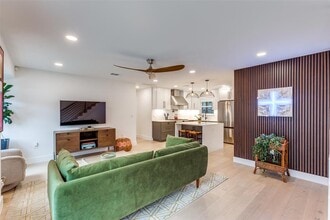 Building Photo - 2209 Fair Oaks Dr