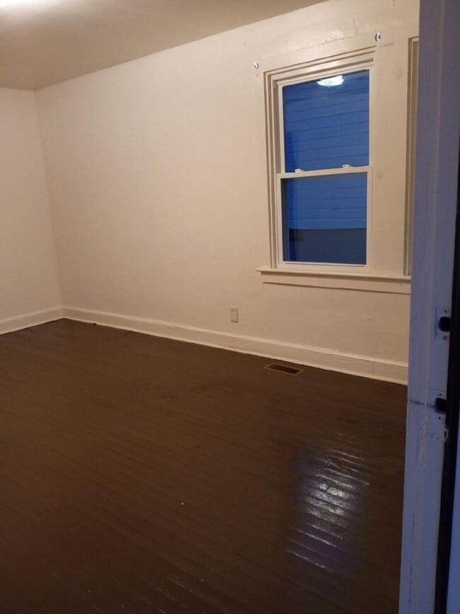 Building Photo - 2/1 within walking distance to downtown Sh...