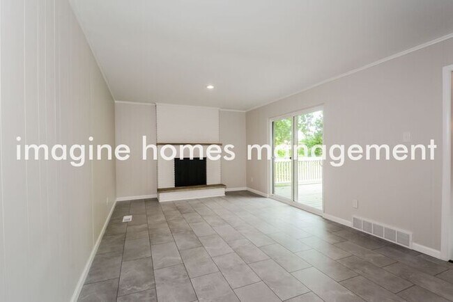 Building Photo - 3 Bed 2 Bath Newly-Renovated and Pet-Frien...