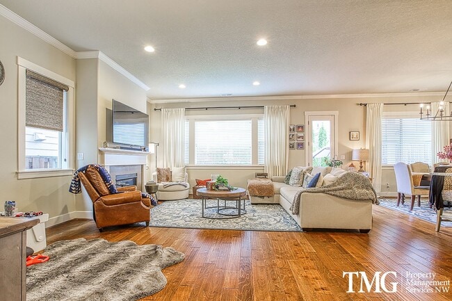 Building Photo - Spacious 4 BD Home with Private Backyard &...