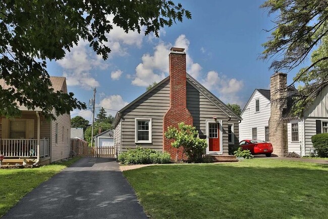 Building Photo - 3 bedroom home in Clintonville