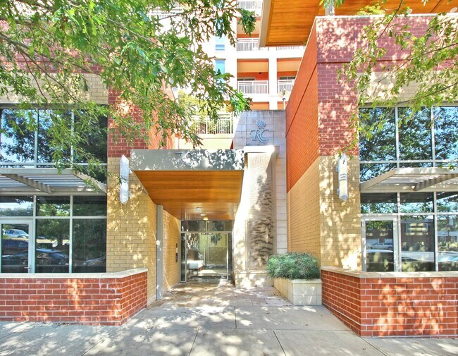 Foto del edificio - 701 Royal Ct