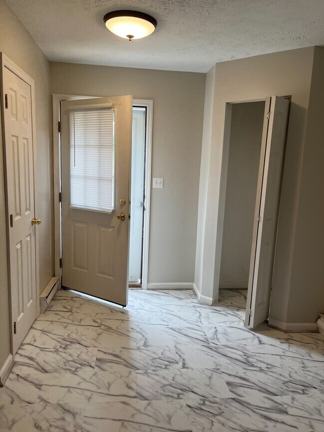 Building Photo - Newly Remodeled unit in Duplex