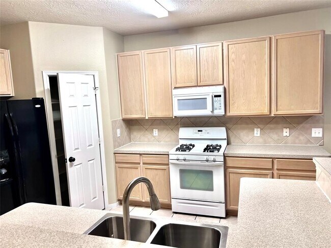 Foto del edificio - 5301 Carefree Dr