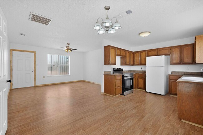 Foto del edificio - Rural South Valley 4 Bedroom  1.75 Bath 1256/sf