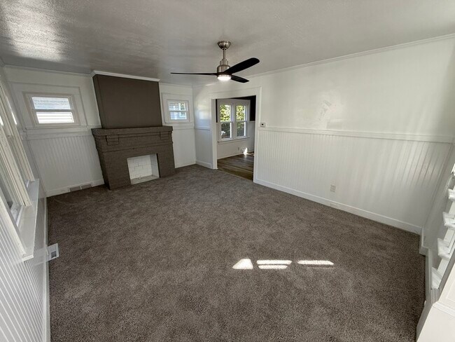 Foto del edificio - 5 bedroom 1 bathroom home for rent