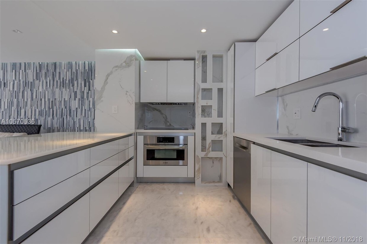 Foto principal - 6423 Collins Ave