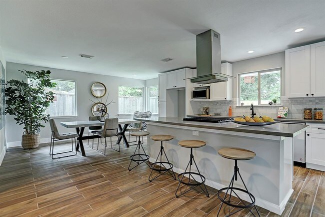 Foto del edificio - 6027 Pineshade Ln