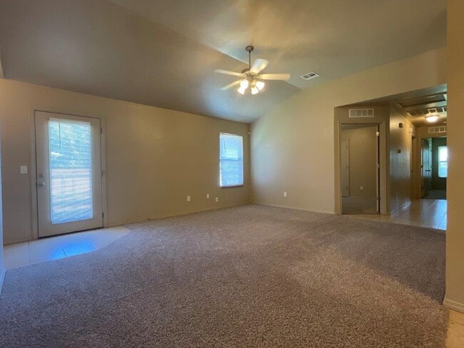 Foto del edificio - 3631 Vanguard Dr