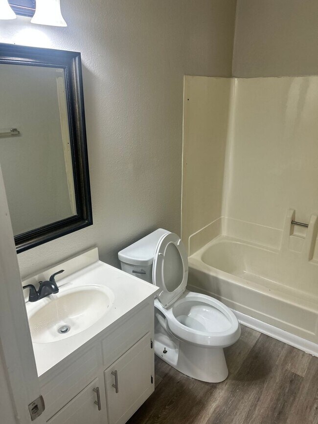 Foto del edificio - 2309 Evelyn Ln