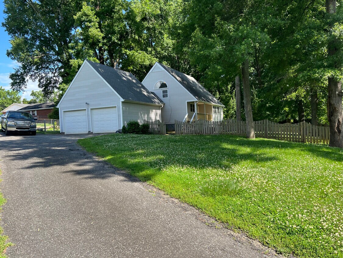 Long driveway, spacious lot - 1820 Anthony Dr
