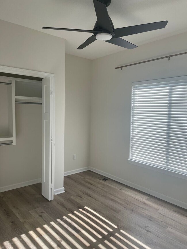 Building Photo - BEAUTIFUL 5 BEDROOM HOME  WITH LAKE VIEW A...