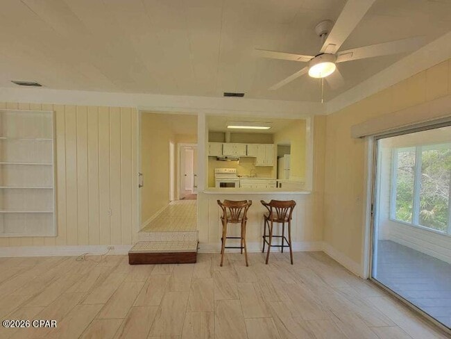 Building Photo - 909 E 7th St