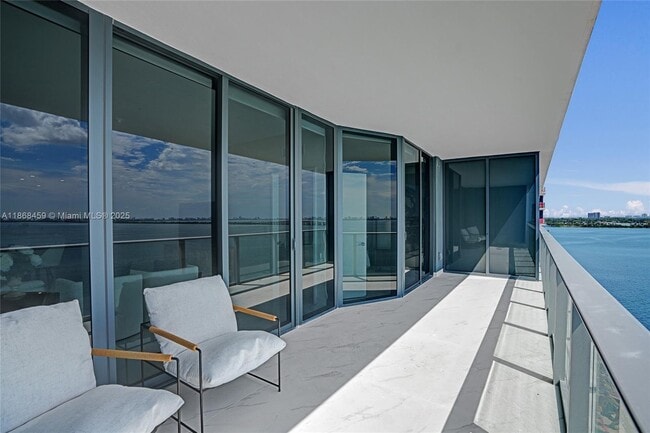 Foto del edificio - 700 NE 24th St