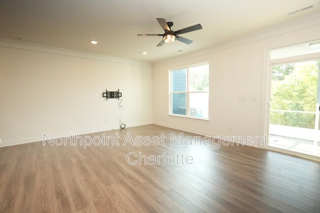 Building Photo - 4016 Rothwood Ln