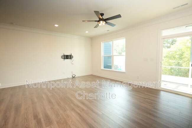 Foto del edificio - 4016 Rothwood Ln