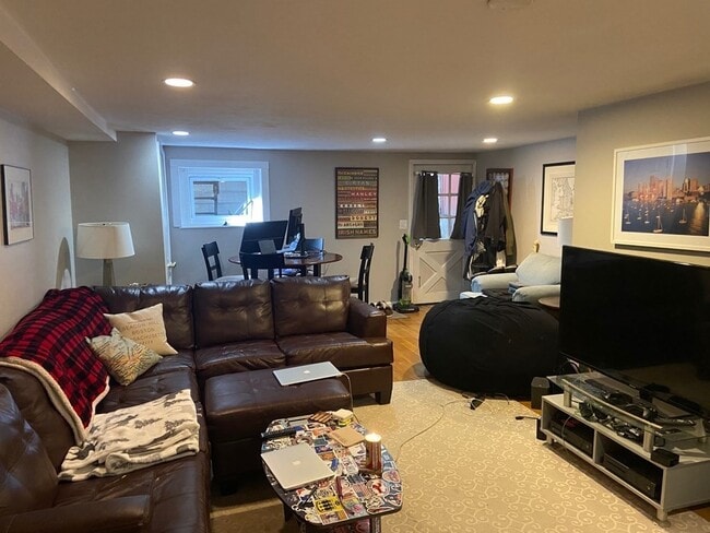 Building Photo - 47 Garden St