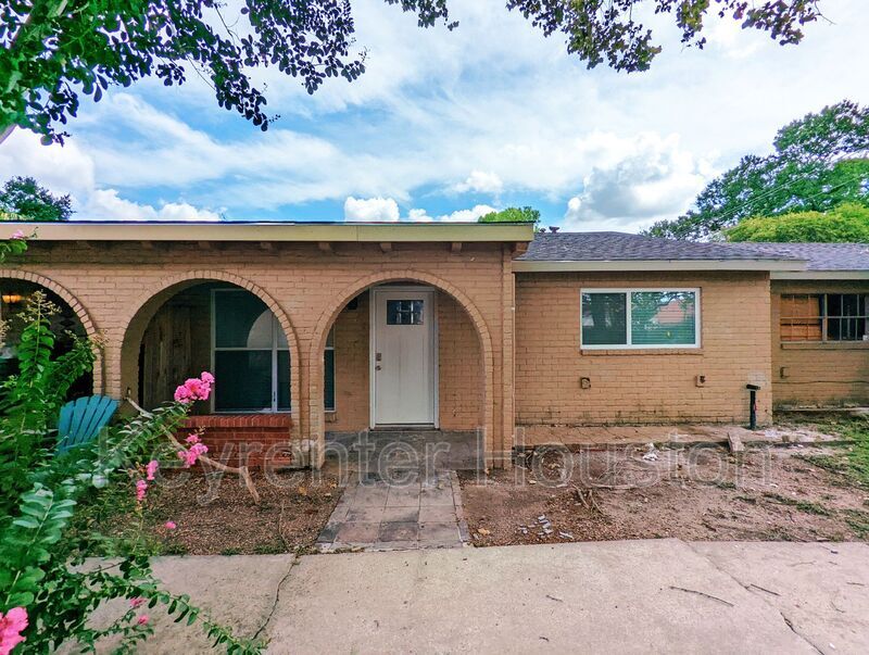 Foto principal - 2681 Gessner Rd