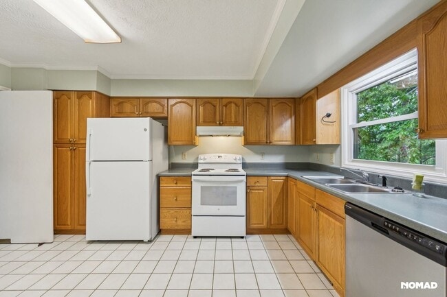 Building Photo - Spacious 4BR House in Asheville