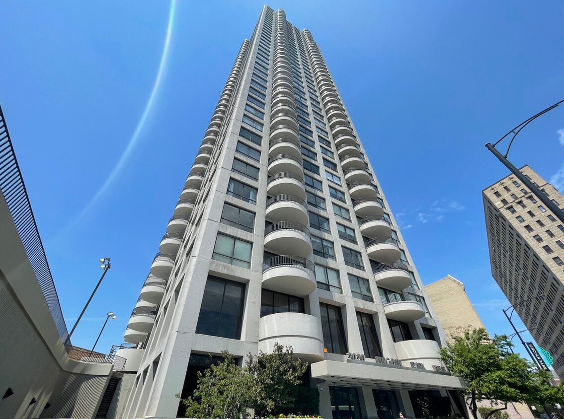 Primary Photo - 2020 N Lincoln Park W
