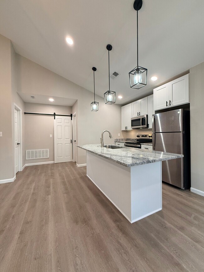 Building Photo - 737 Oak St