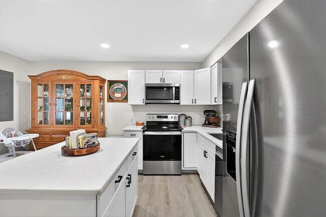 Foto del edificio - Like-New 2024 Townhome with Mountain Views, Garage & Backyard