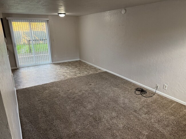 Foto del edificio - Updated 2 bedroom 1.5 bathroom duplex in Springfield!