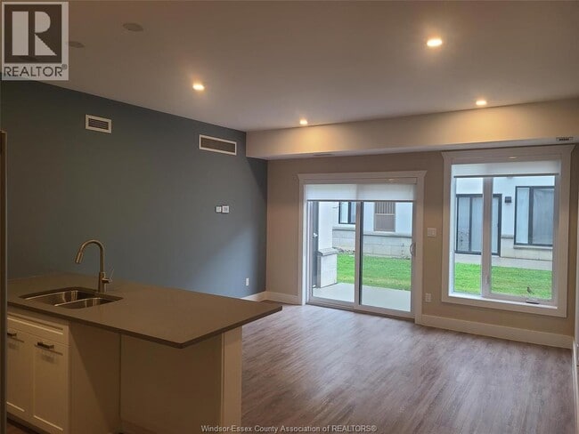 Building Photo - 550 Sandison St
