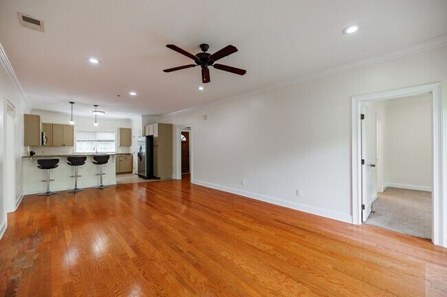 Foto del edificio - 350 Wood Lake Dr