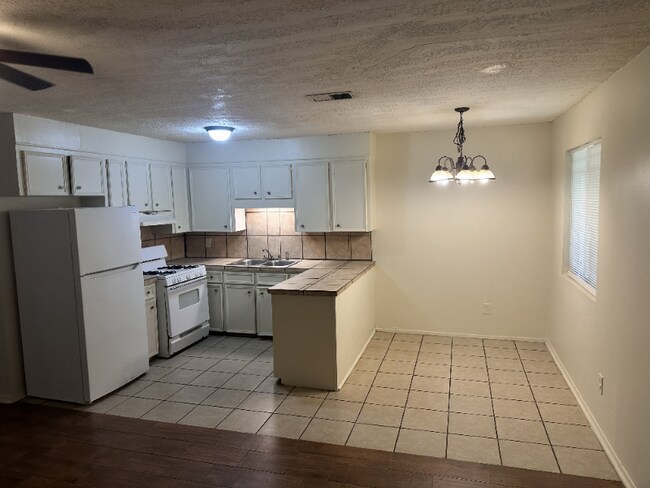 Building Photo - 106 E Woodcrest Dr