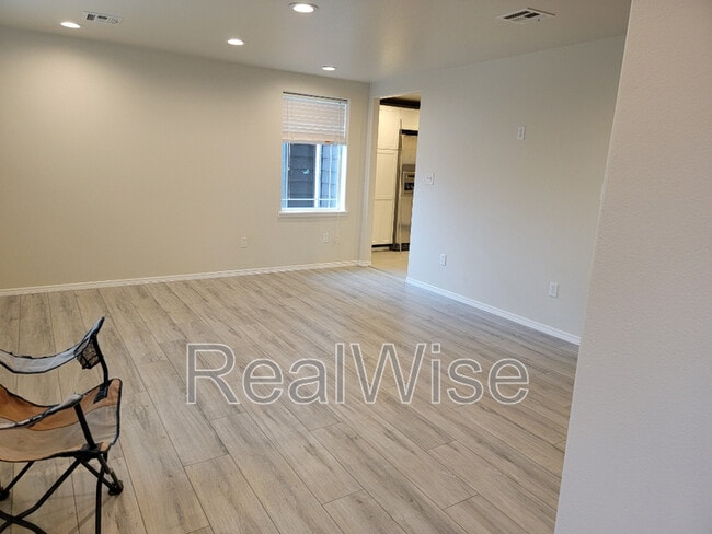 Building Photo - 344 W Selmar Ct