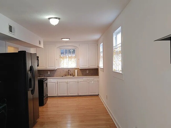 Building Photo - 551 Glenmore Ave