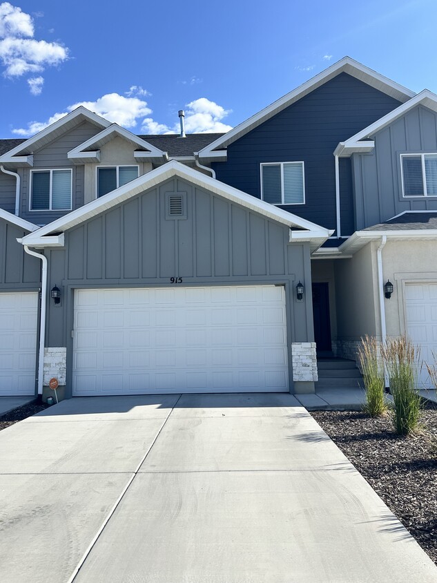 Foto principal - 915 E Pacific Dr