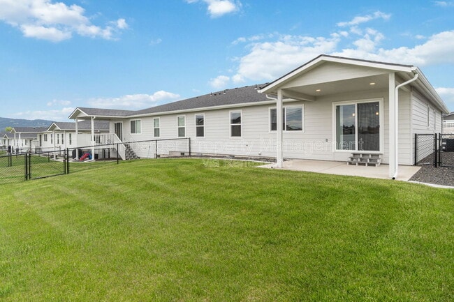 Building Photo - 1305 N Coach Dr