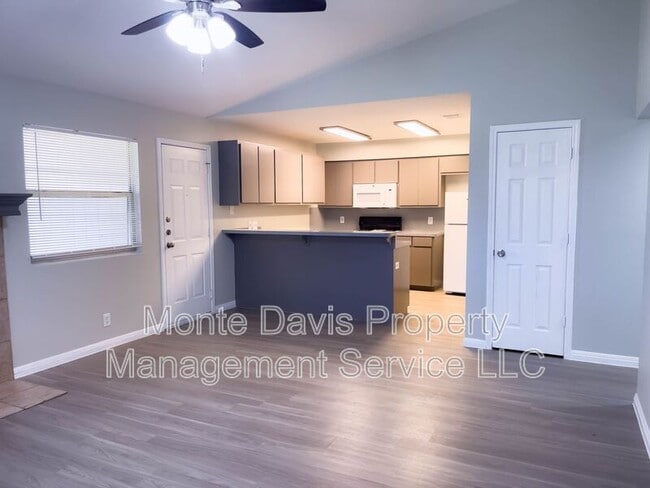 Building Photo - 908 Country Aire