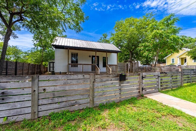 Foto del edificio - Urban Charm Meets Modern Living in the Heart of East Austin!