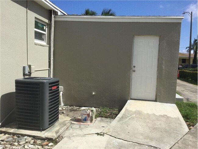 Building Photo - 823 Avenida Hermosa