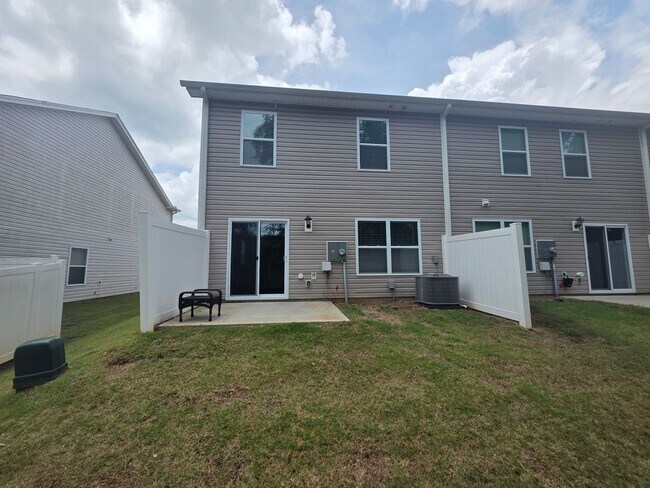 Foto del edificio - Perfectly Located Townhome