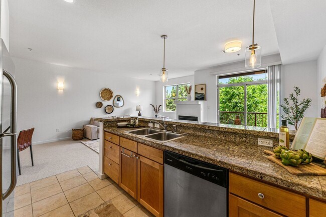 Building Photo - Updated 1BD/1BA Condo on Open Space!