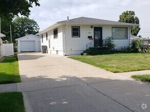 Building Photo - 504 E Braasch Ave