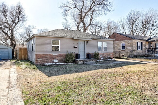 Building Photo - Charming 2-Bedroom Home