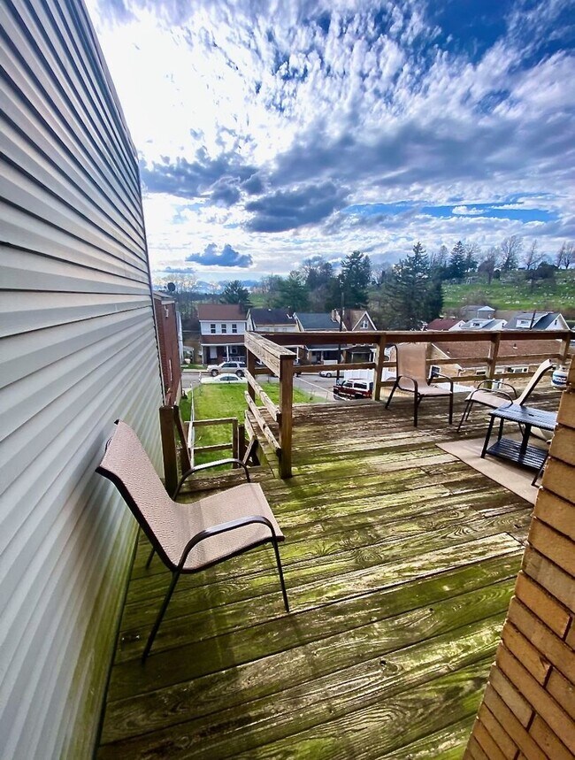 Foto del edificio - *** Huge 5 Bedroom House *Pet Friendly * Newly Renovated * Large Fenced in Yard * Luxurious Updat...