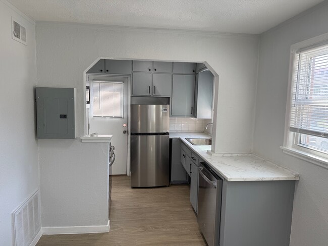Building Photo - Rose Manor Apartments