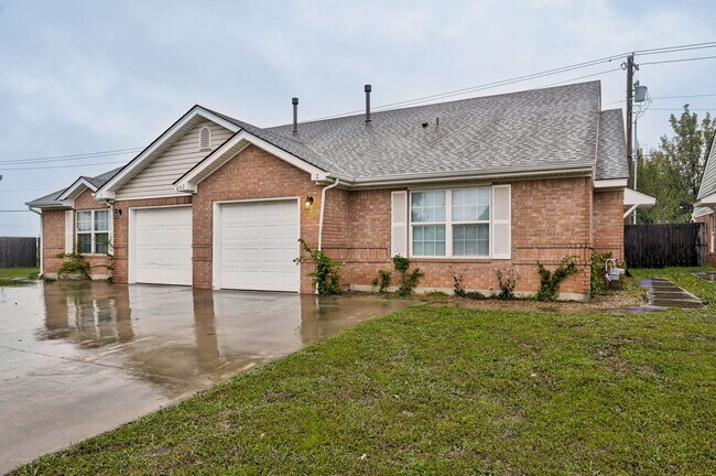 Photo - Gorgeous 3 bed 2 bath in Norman! Townhome