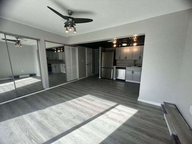 Building Photo - Newly Renovated 3 BR/1.5 BA Townhome in Gl...