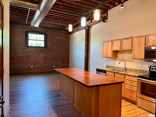 Building Photo - 511 Pershing Ave